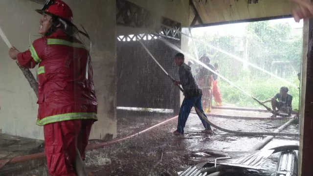 PEMADAMAN: Relawan BPK berjibaku melawan kebakaran yang melalap los pasar di Terminal Handil Bakti, kemarin (3/5). Tak ada korban jiwa dalam insiden itu. | FOTO: MAULANA/RADAR BANJARMASIN