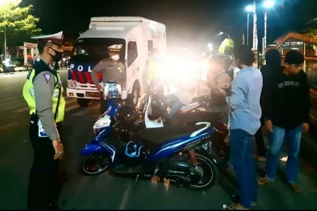 DIPERIKSA: Dua remaja pemilik dua unit motor diperiksa pihak kepolisian lantaran diduga keras bakal menggelar aktivitas balapan liar di Lapangan Murjani pada Sabtu (2/5) malam. | Foto: Polres Banjarbaru for Radar Banjarmasin
