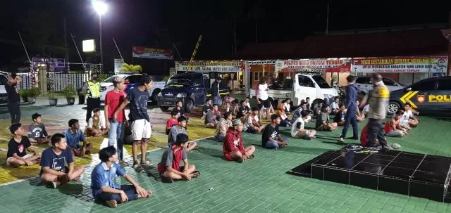 DITERBITKAN: Aparat Polres HST menertibkan aksi sejumlah pemuda yang menggelar gerebek sahur keliling dengan diiringi musik disko. | FOTO: HUMAS POLRES FOR RADAR BANJARMASIN