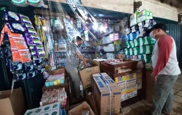 TIDAK TUTUP: Pedagang di kawasan Pasar Sentra Antasari memasang kerai plastik di depan tokonya. Pemko menegaskan, pasar di Banjarmasin Tengah itu. | Foto: Wahyu Ramadhan/Radar Banjarmasin