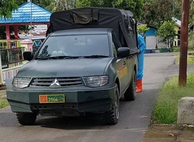 DIPINJAM: Mobil dinas Koramil Binuang yang mengantar tiga orang pasien terkonfirmasi positif Covid-19 ke Ambulung Banjarbaru. | Foto: Koramil For Radar Banjarmasin.