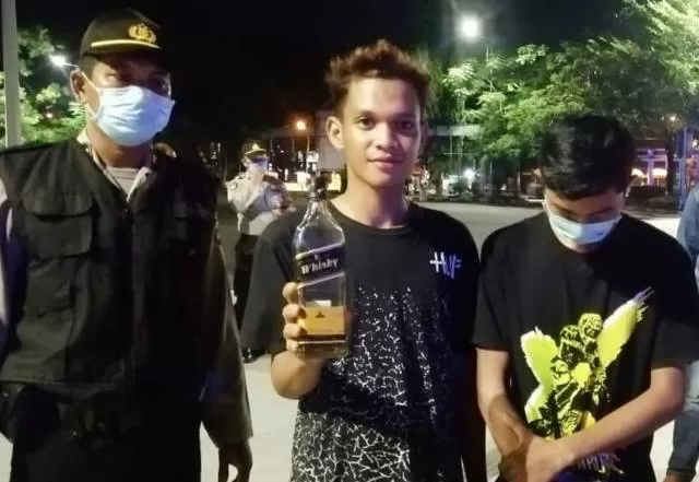 TAK PATUT DITIRU: Anggota Sabhara Polres Banjarbaru dalam patrolinya mengamankan sekelompok remaja yang kedapatan pesta miras di lapangan Murjani pada Rabu (6/5) malam | Foto:  Polres BJB for Radar Banjarmasin