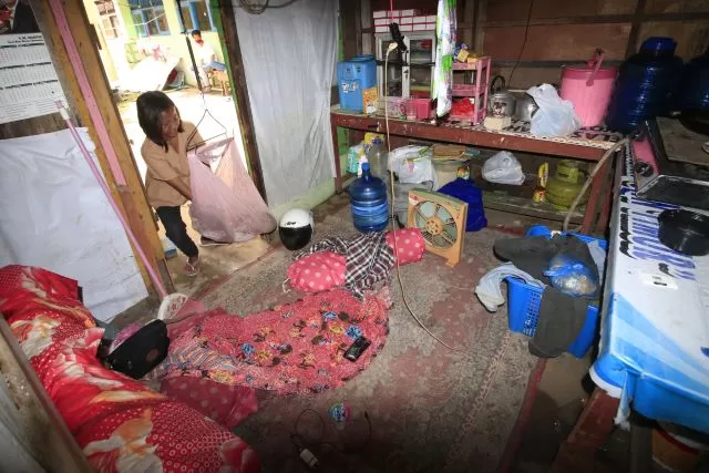 SEADANYA: Beginilah kondisi tempat tinggal sementara pasutri muda dengan bayi enam bulan yang ditampung penjaga sekolah SDN Landasan Ulin Timur 2 Banjarbaru, di salah satu ruangan rumahnya. | Foto: Muhammad Rifani/Radar Banjarmasin