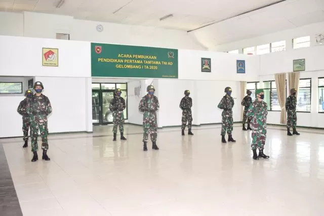 JAGA JARAK: Upacara Pembukaan Pendidikan Pertama Tamtama (Dikmata) TNI AD Gelombang 1 Tahun Anggaran 2020 di Secata Rindam VI Mulawarman Banjarbaru.