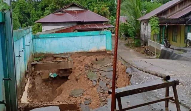 SUDAH RETAK: Tempat wudhu Masjid Annor Desa Tarungin Kecamatan Hatungun digerus longsor akibat derasnya air sungai. | Foto: Camat Hatungun For Radar Banjarmasin.