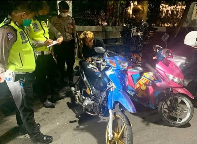 TANGKAP AJA PAK: Dua unit kendaraan roda dilakukan proses tilang oleh kepolisian, lantaran tidak mempunyai kelengkapan surat menyurat dan terindikasi mau melakukan balapan liar. | Foto: Polres Banjarbaru for Radar Banjarmasin