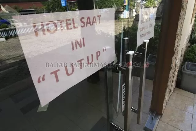 IMBAS PANDEMI: Salah satu hotel di kawasan Jalan A Yani Kota Banjarbaru yang mengumumkan tutup dan tidak menerima tamu. Sejak dua bulan terakhir, Dinas Koperasi, UKM dan Tenaga Kerja mencatat ada beberapa perusahaan yang melaporkan karyawannya yang dirumahkan dan puluhan yang sudah di PHK. | Foto: Muhammad Rifani/Radar Banjarmasin