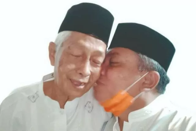 KENANGAN: Wali Kota Banjarbaru Nadjmi Adhani menunjukkan kenangannya bersama sang ayah, almarhum Hardansyah yang wafat di usia 78 tahun, Selasa (12/5) siang di RSUD Ulin Banjarmasin. | Foto: Instagram Nadjmi Adhani
