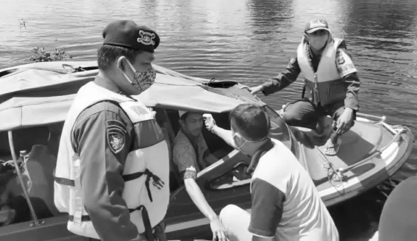 SANDAR: Motoris speed boat saat menjalani pemeriksaan dari petugas kesehatan dan anggota Polair Porles HSU.