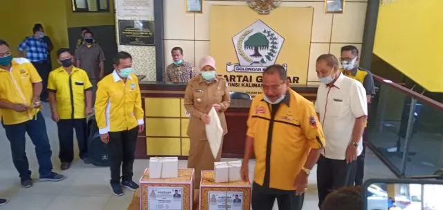 COVID-19: DPD Partai Golkar Kalsel serahkan bantuan APD untuk Kabupaten Barito Kuala.