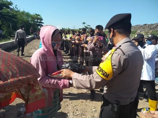 PEDULI: Samapta Polda Kalsel memberikan bantuan sembako untuk pemulung di TPA Basirih, Jalan Gubernur Subarjo, Banjarmasin Selatan. | FOTO: ENDANG SYARIFUDDIN/RADAR BANJARMASIN