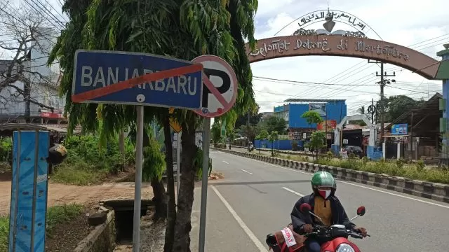 BAKAL DIJAGA: Batas daerah antara Kota Banjarbaru dan Banjar di dekat Q Mall Banjarbaru, kemarin. Wilayah ini menjadi lokasi salah satu posko pengamanan PSBB gabungan Banjarbaru dan Banjar. | Foto: SUTRISNO/RADAR BANJARMASIN