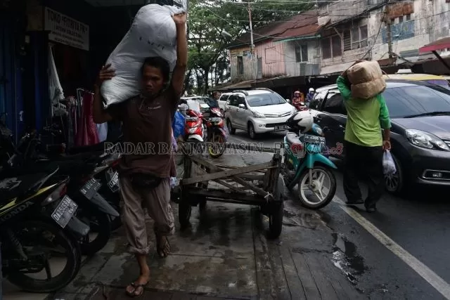 KAUM RAWAN: Pekerja sektor informal di Banjarmasin. Tenaga kerja yang dirumahkan tetap akan diberi THR. | DOK/RADAR BANJARMASIN