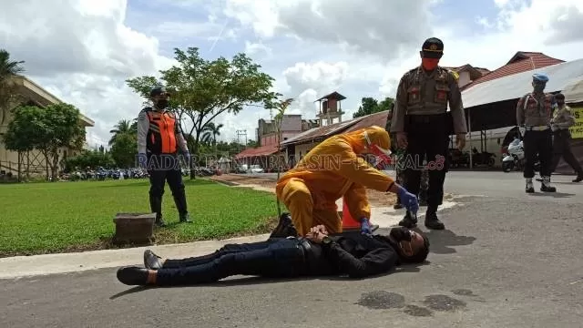 GLADI RESIK: Suasana simulasi pengamanan posko PSBB yang dilakukan di Polres Banjarbaru, kemarin. Dalam pelaksanaan PSBB petugas di lapangan harus mengutamakan humanis terhadap masyarakat yang diperiksa. | FOTO: SUTRISNO/RADAR BANJARMASIN