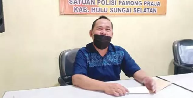 MENJELASKAN: Kasatpol PP Kabupaten HSS, Iwan Friady menjelaskan kafe sudah melanggar izin usaha. | Foto: Salahudin/RADAR BANJARMASIN