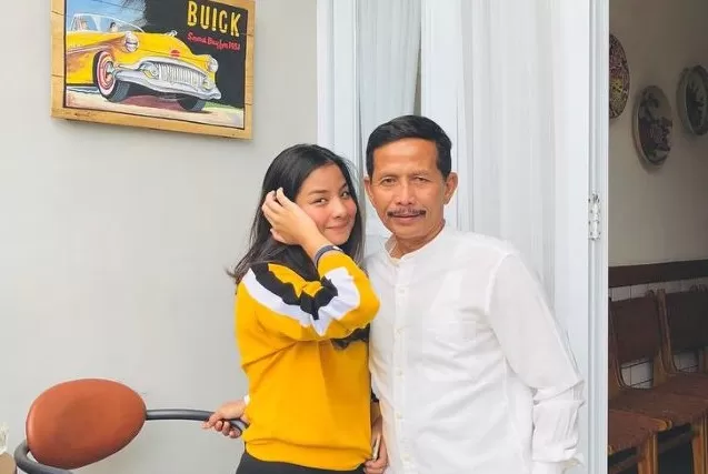 RAJIN LATIHAN: Pelatih Barito Putera Djajang Nurjaman terus menjaga kondisi fisiknya dengan rutin berolahraga ditemani cucunya.