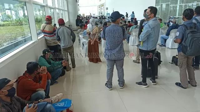 MEMBELUDAK: Suasana antrean pemeriksaan dokumen penumpang di Terminal Kedatangan Bandara Internasional Syamsudin Noor, kemarin. | FOTO: SUTRISNO/RADAR BANJARMASIN