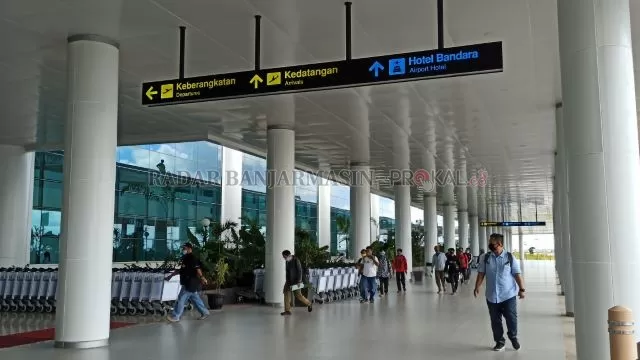 BANYAK PENUMPANG: Suasana di depan Terminal Keberangkatan Bandara Internasional Syamsudin Noor, kemarin. Tampak ada banyak calon penumpang memasuki terminal. | FOTO: SUTRISNO/RADAR BANJARMASIN