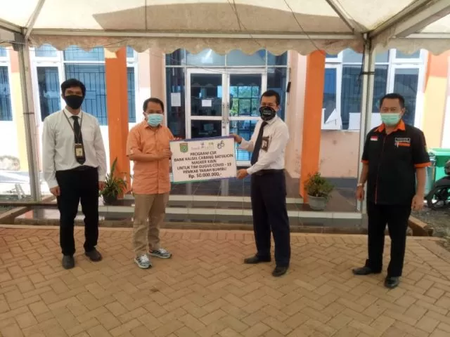 MENERIMA BANTUAN: Bupati Tanbu H Sudian Noor (dua dari kiri) menerima bantuan berupa masker dari Kepala Bank Kalsel Cabang Batulicin Azis Nurhakim. (Foto Diskominfo Tanbu For Radar Banjarmasin).