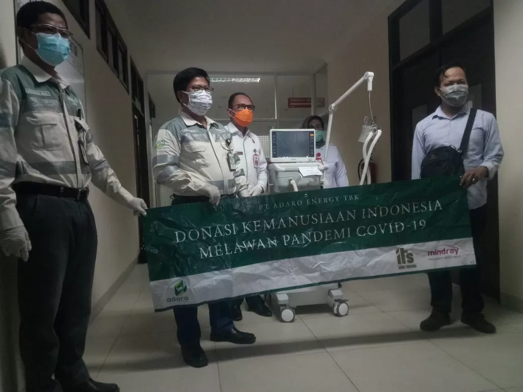 PT Adaro Indonesia menunjukkan kepeduliannya terhadap penanganan pandemi Corona di Kalsel. Yakni, dengan menyerahkan dua unit alat ventilator kepada Rumah Sakit Umum Daerah (RSUD) Ulin Banjarmasin.