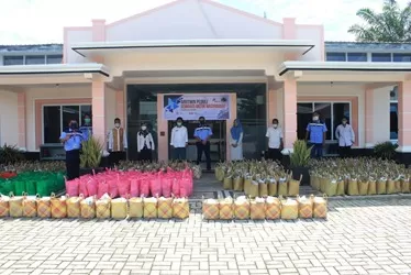 BANTUAN: PT Arutmin Indonesia NPLCT telah mendistribusikan bantuan sebanyak 1.102 paket Sembako  untuk masyarakat terdampak Covid-19 di Kotabaru. | FOTO: ARUTMIN