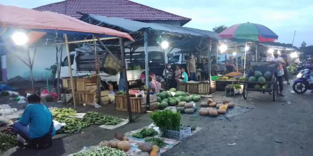 KESADARAN: Suasana Pasar Keraton Rantau pada subuh hari. Pedagang di sini minta di-rapid test. | Foto: Rasidi Fadli/Radar Banjarmasin