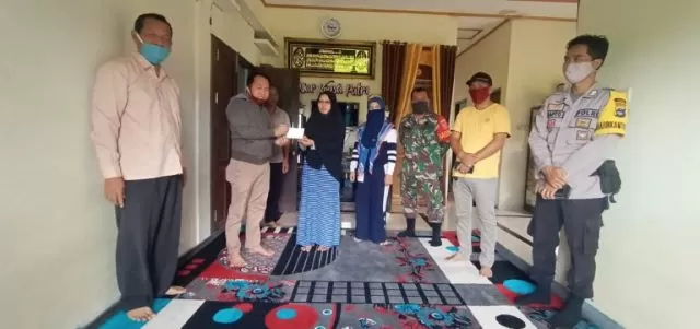 KEMBALIKAN BLT: Sarini, salah satu warga RT 11 Desa Gunung Antasari Kecamatan Simpang Empat mengembalikan dana bantuan BST yang ia terima kepada Bupati Tanbu H Sudian Noor. (Foto Diskominfo Tanbu For Radar Banjarmasin).