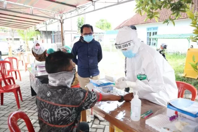 RAPID TEST: Bupati Tanbu H Sudian Noor meninjau pelaksanaan rapid test di Kecamatan Kusan Hilir. (Foto Diskominfo Tanbu For Radar Banjarmasin).