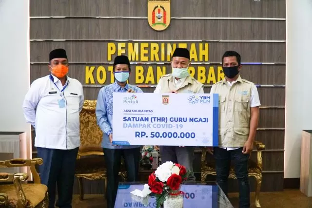 KEPEDULIAN: YBM PLN UIP Kalimantan Bagian Tengah memberikan bantuan berupa santunan senilai Rp50 juta kepada 200 guru ngaji melalui BKPRMI Kota Banjarbaru.