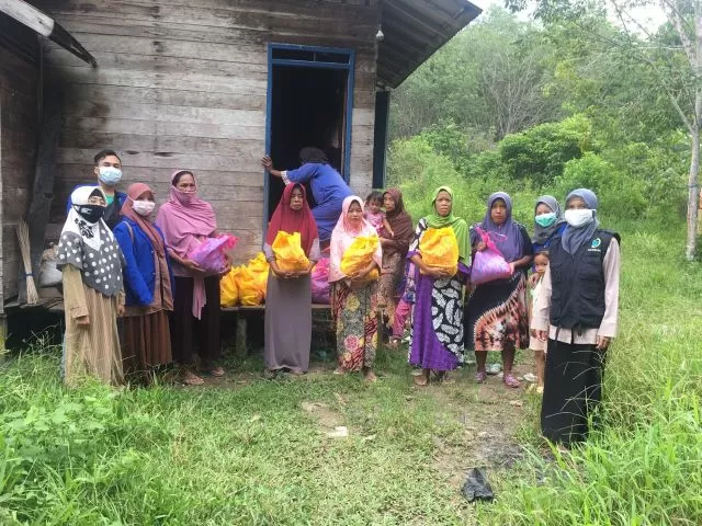 SALURKAN BANTUAN: Relawan Radar Banjar Peduli bersama perwakilan mahasiswa jurusan Analis Kesehatan Kemenkes Banjarmasin menyerahkan paket bantuan sembako kepada warga yang terdampak Covid-19 di Banjarbaru. | Foto: RBP