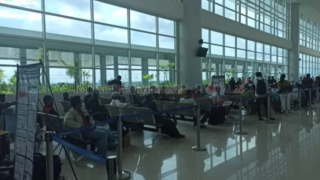 BISA MUDIK: Kondisi terminal keberangkatan Bandara Internasional Syamsudin Noor, kemarin. Semua penumpang diperiksa persyaratan telah melalui tes Covid-19. | FOTO: SUTRISNO/RADAR BANJARMASIN