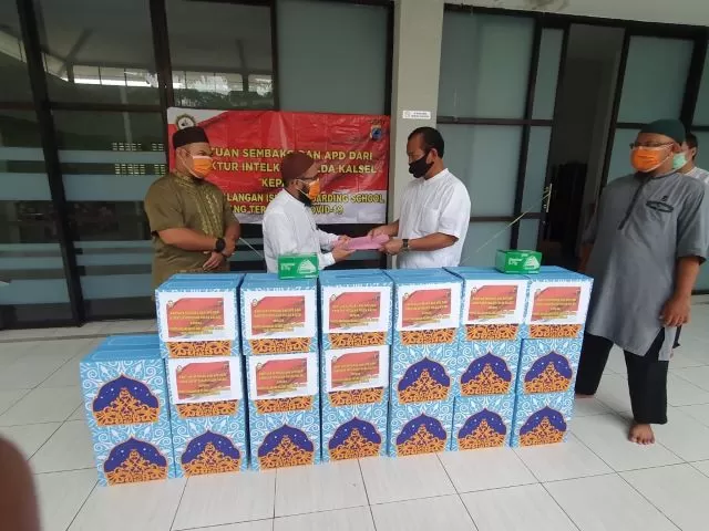 PEDULI: Jajaran Polda Kalsel membagikan sembako di Ponpes Balangan Islamic Boarding School (BIBS).