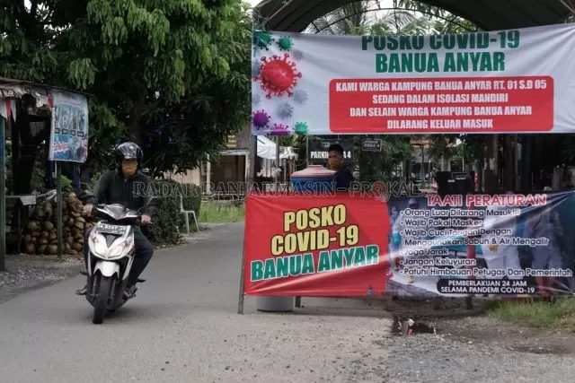 PENJAGAAN: Posko PSBK di mulut Jalan Banua Anyar, Banjarmasin Timur. Warga membatasi pergerakan orang luar setelah adanya kasus positif COVID-19 di sana. | FOTO: WAHYU RAMADHAN/RADAR BANJARMASIN
