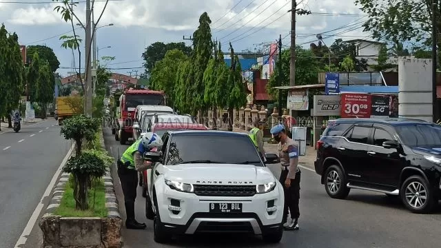 PSBB JELANG AKHIR: Suasana pemeriksaan di posko PSBB di depan Q Mall Banjarbaru beberapa waktu lalu. Kota Banjarbaru menjadi salah satu daerah yang disiapkan pemerintah pusat untuk menerapkan new normal. | FOTO: SUTRISNO/RADAR BANJARMASIN