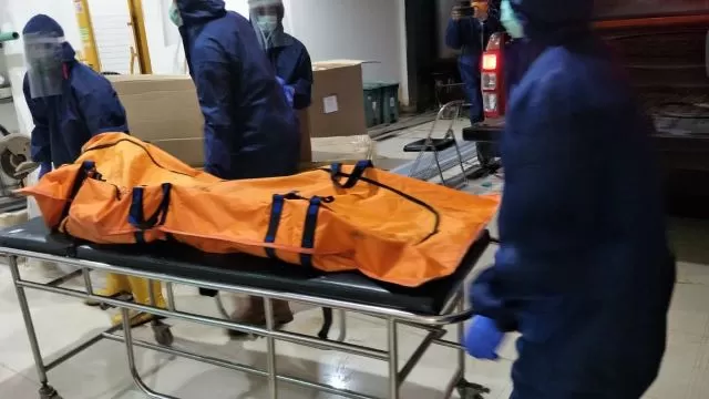 SEMPAT GEGER: Mayat yang ditemukan di Desa Martadah Baru ditangani dengan protokol kesehatan ke ruang jenazah RS Hadji Boejasin Pelaihari di Sarang Halang, Kabupaten Tanah Laut.