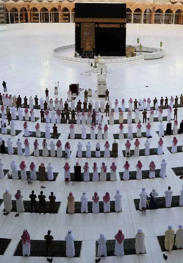 IBADAH DI TENGAH PANDEMI: Salat Idulfitri di Masjidil Haram, 24 Mei lalu. Pemerintah Arab Saudi masih belum memutuskan proses gelaran haji tahun ini. | FOTO: AFP