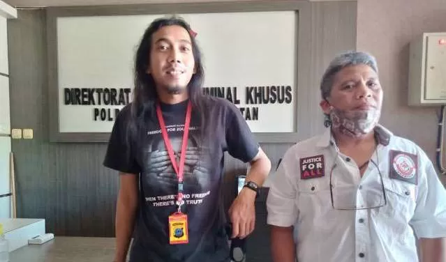 KORBAN: Diananta Putra Sumedi didampingi kuasa hukum Bujino A Salan sebelum dipindahkan dari penahanan di Banjarmasin ke Kotabaru. | FOTO: ENDANG SYARIFUDDIN/RADAR BANJARMASIN