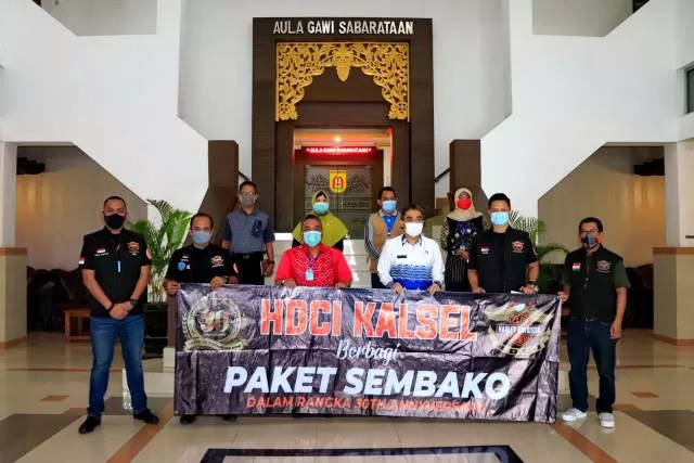 BANTUAN: Harley Davidson Club Indonesia (HDCI) Kalsel saat menyerahkan bantuan untuk penanganan Covid-19 di Kota Banjarbaru, baru-baru tadi. | FOTO: HUMAS DAN PROTOKOL PEMKO BANJARBARU