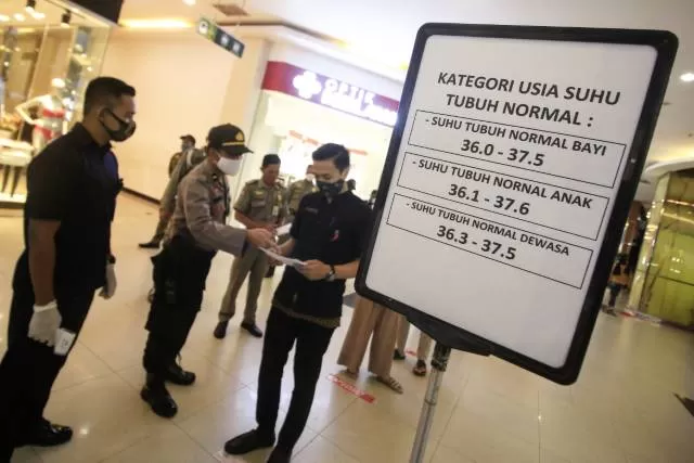 MENUJU NORMAL BARU: Pengunjung Q Mall Banjarbaru kini harus menaati protokol pencegahan penularan Covid-19. | Foto: MUHAMMAD RIFANI/RADAR BANJARMASIN