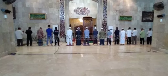 SALAT WAJIB: Salat asar berjemaah di Masjid Raya Sabilal Muhtadin, kemarin (1/6). Ke depan, masjid wajib mengantongi surat keterangan bebas COVID-19. | Foto: ENDANG SYARIFUDDIN/RADAR BANJARMASIN