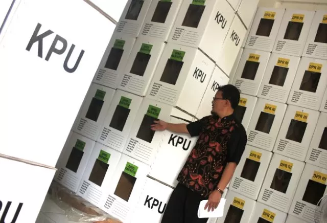 MASIH MENUNGGU: Salah seorang komisioner KPU Banjarbaru saat mengecek logistik Pemilu 2019 lalu. Saat ini tahapan Pilkada masih menunggu finalisasi PKPU yang diperkirakan rampung dalam pekan ini. | Foto: Muhammad Rifani/Radar Banjarmasin