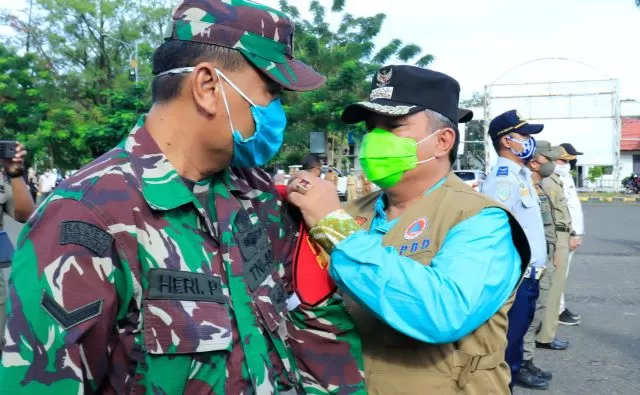 APEL: Wali Kota Banjarbaru H Nadjmi Adhani saat memimpin langsung apel penyematan ban lengan ke para petugas dalam rangka pencegahan penyebaran dan penanganan Covid-19 di wilayah Kota Banjarbaru, Rabu (1/6) kemarin. | FOTO: HUMAS DAN PROTOKOL PEMKO BANJARBARU