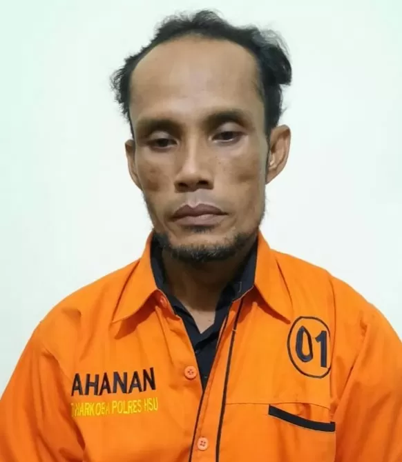 APES: Zainal Abidin (42), warga Desa Paminggir kini ditahan di Polres HSU.