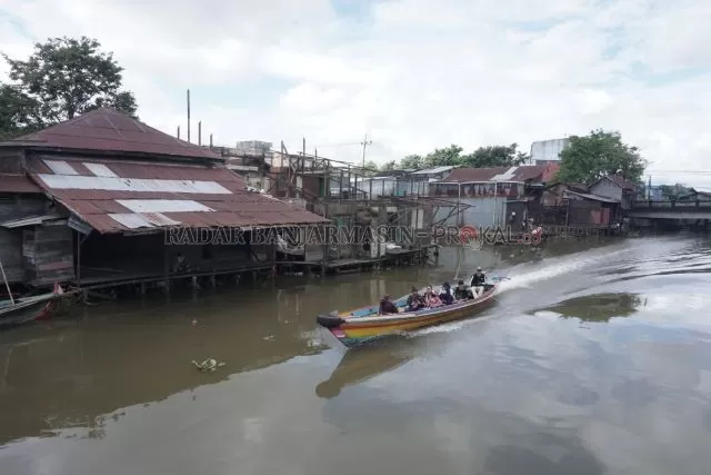 MUARA KELAYAN: Perahu bermotor melintasi Sungai Martapura. Siring Muara Kelayan harus ditunda karena anggarannya dialihkan untuk menangani wabah corona. | FOTO: WAHYU RAMADHAN/RADAR BANJARMASIN