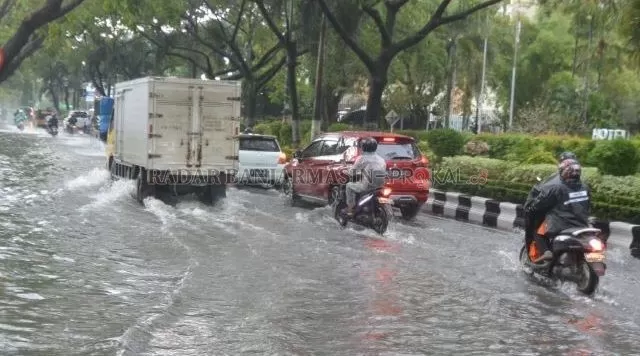 Hujan deras yang mengguyur Banjarmasin beberapa hari terakhir membuat sebagian ruas jalan raya tergenang.