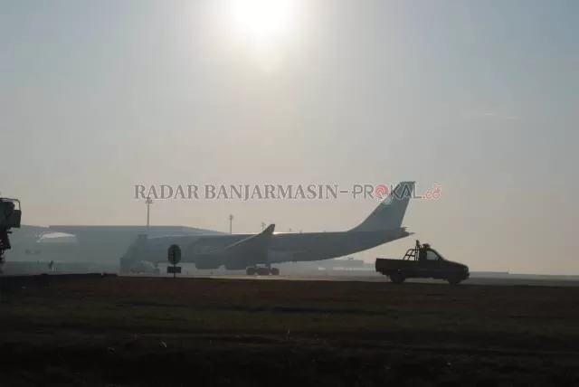 MUSIM KARHUTLA LAGI: Suasana Bandara Internasional Syamsudin Noor ketika diselimuti kabut, lantaran luasnya lahan yang terbakar di Guntung Damar pada tahun lalu. | FOTO: DOK/RADAR BANJARMASIN