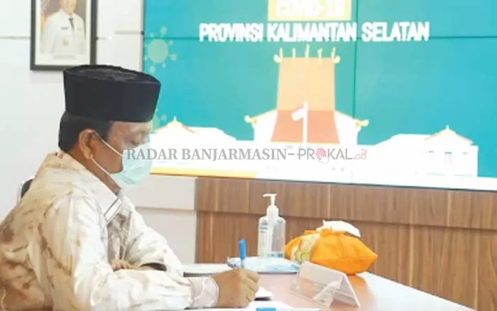 RAPAT DARING: Gubernur Kalsel Sahbirin Noor saat video conference yang dipimpin Menteri Sosial Juliari P Batubara di Banjarbaru, Kamis (16/4) sore.