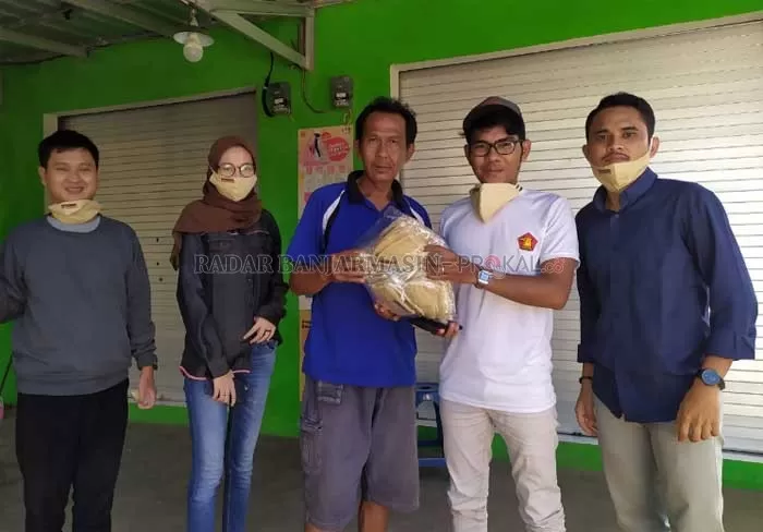 PEDULI SESAMA: Tim DPC Gerindra Banjarbaru bersama Ketua PAC Gerindra Kecamatan Cempaka saat menyerahkan masker ke warga. |  FOTO: DPC GERINDRA BANJARBARU FOR RADAR BANJARMASIN