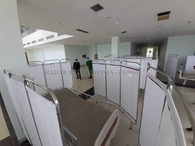 RUANG ISOLASI: Di lantai dasar gedung utama Rumah Sakit Sultan Suriansyah, telah disiapkan ranjang dan tirai untuk pasien corona. | FOTO: WAHYU RAMADHAN/RADAR BANJARMASIN