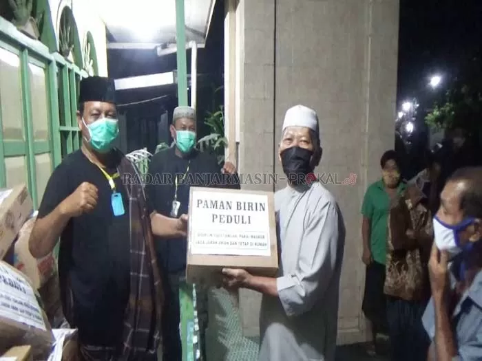 BAGI SEMBAKO: Gubernur Kalsel Sahbirin Noor berbagi sembako di Kota Banjarmasin, Selasa (21/4) dinihari .